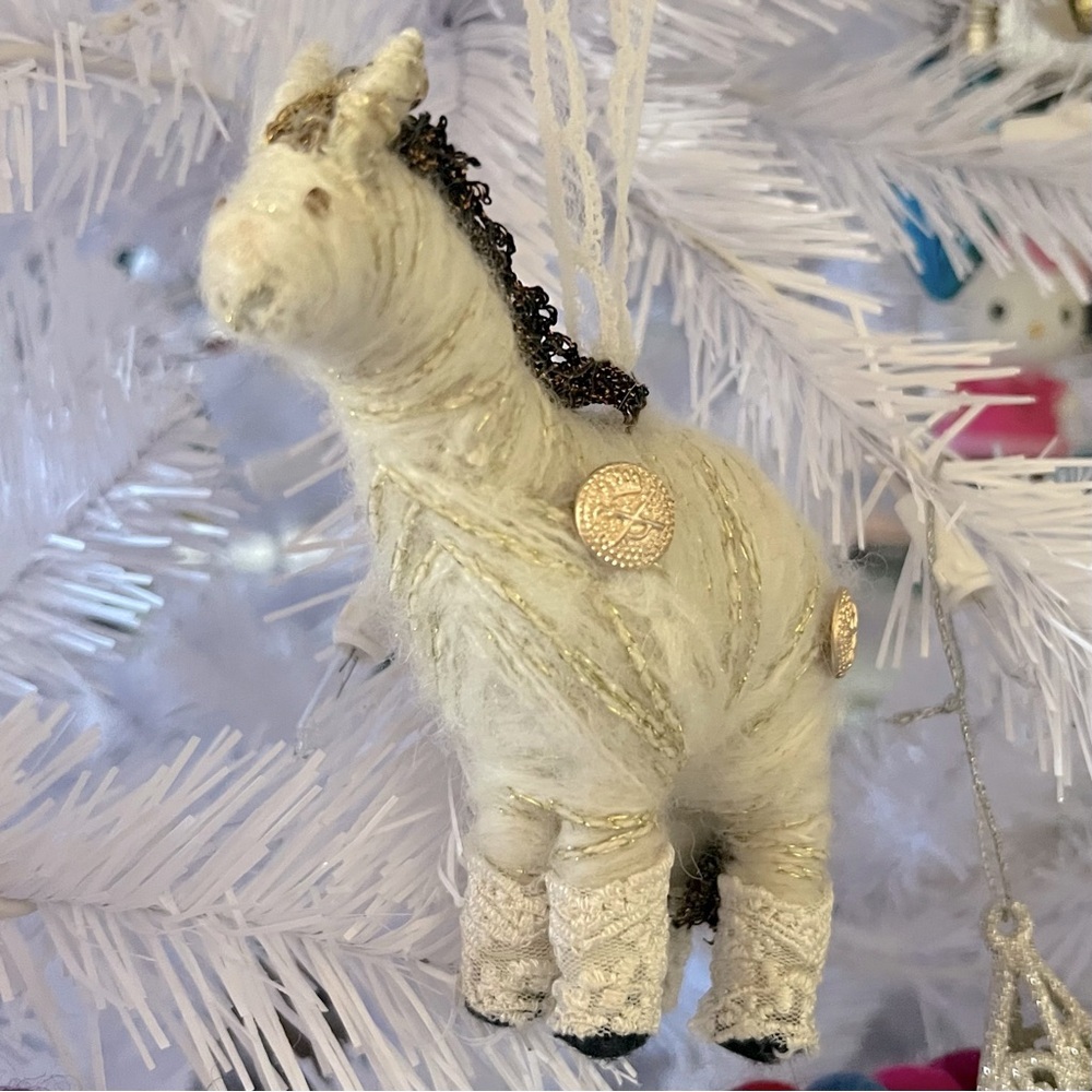 Woven horse ornament. NWOT.